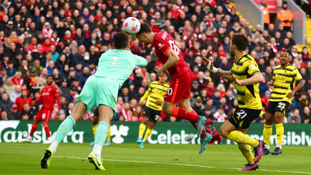 แซงแมนฯซิตี้ขึ้นฝูง "ลิเวอร์พูล" เฝ้ารังทุบวัตฟอร์ด 2-0 ซิวชัยเกมลีก 10 นัดติด