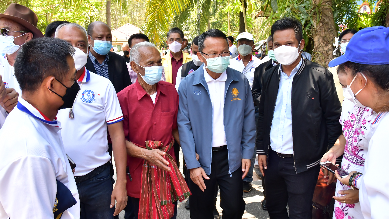 "สมศักดิ์" พา 4 ส.ส.พปชร.เมืองคอน อ้อนทำคะแนน แนะ มีปัญหาหนี้ มาหาเรา