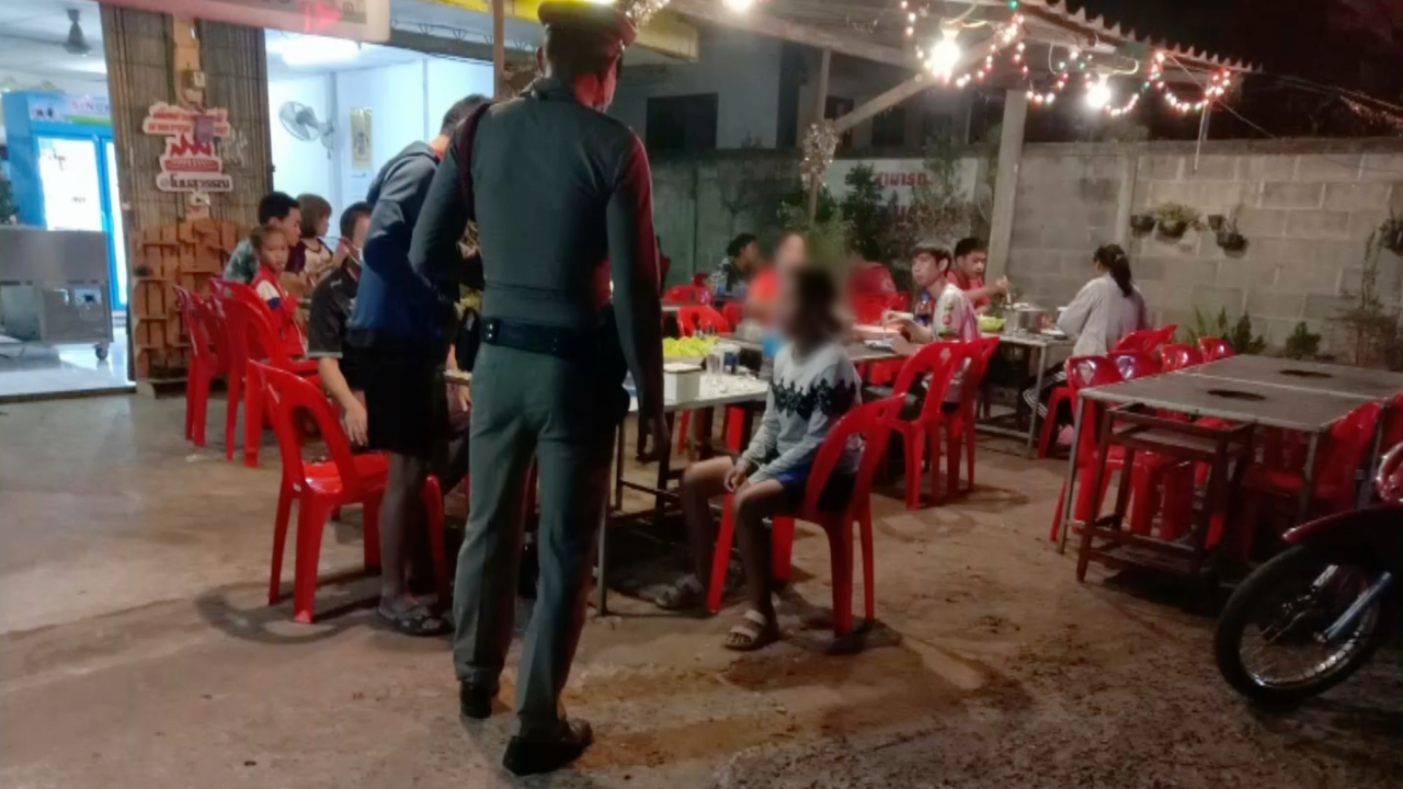 ทะเลาะกลางร้านปิ้งย่าง ผัวขี่รถหนี เมียฉุนจัด ตบตี-ทุ่มเก้าอี้ใส่ลูก 5 ขวบ