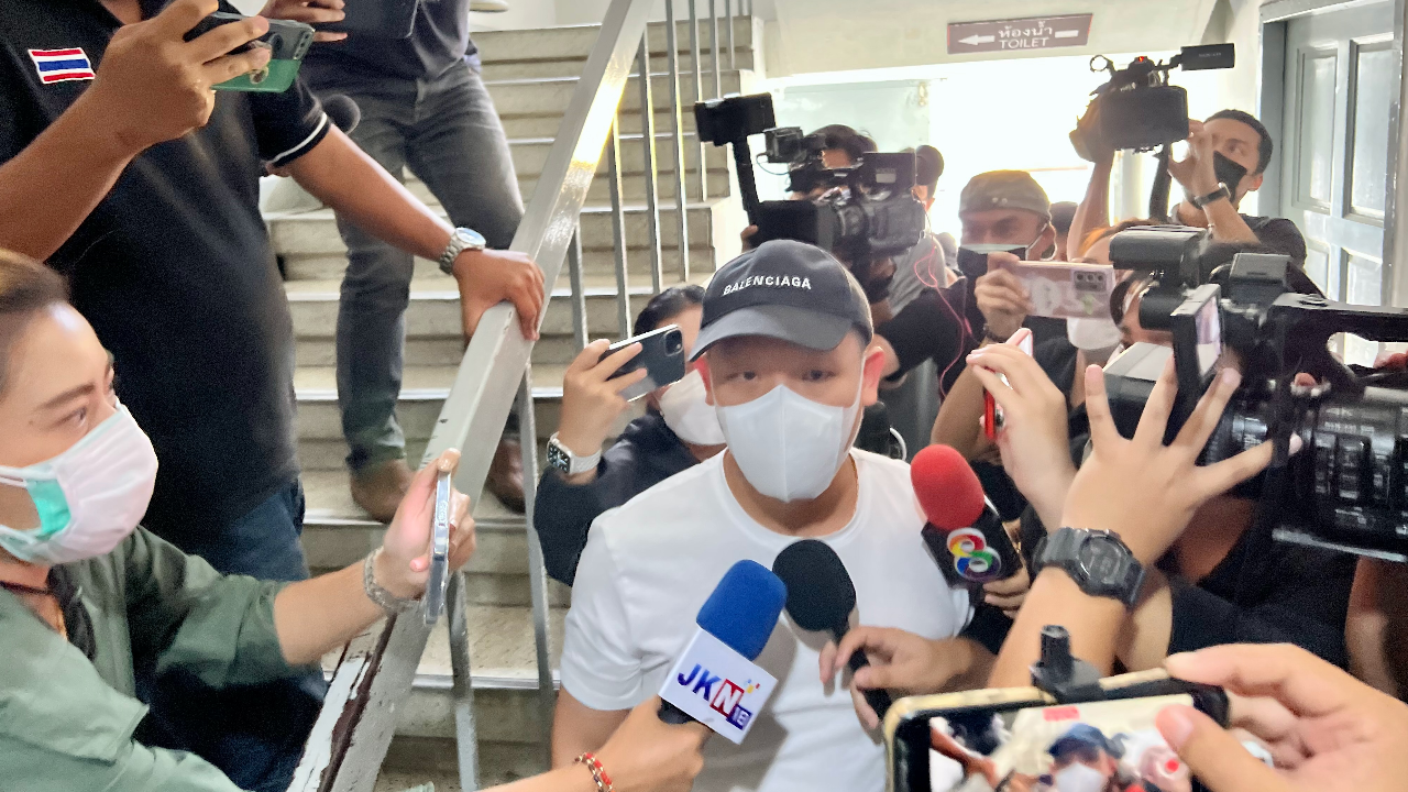 เรียกสอบอีกรอบ 2 ผู้ต้องหา "ปอ-โรเบิร์ต" นั่งรถหรูพบตำรวจนนทบุรี