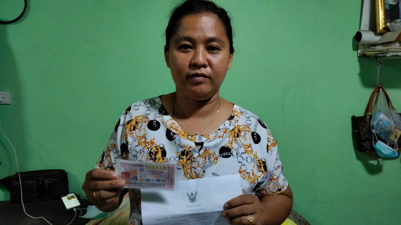 แม่ค้าข้าวแกงทุ่งสงสุดเฮง ตามซื้อเลขที่บ้านเก่า ถูกที่ 1 รับ 6 ล้าน