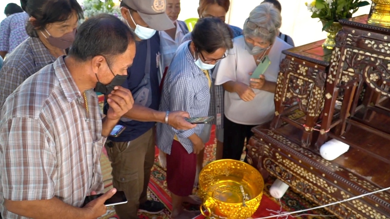 ทำบุญวันคล้ายวันเกิด เจ้าอาวาสวัดหลวงพ่อผอม ชาวบ้านส่องเลขเด็ด อ่างน้ำมนต์