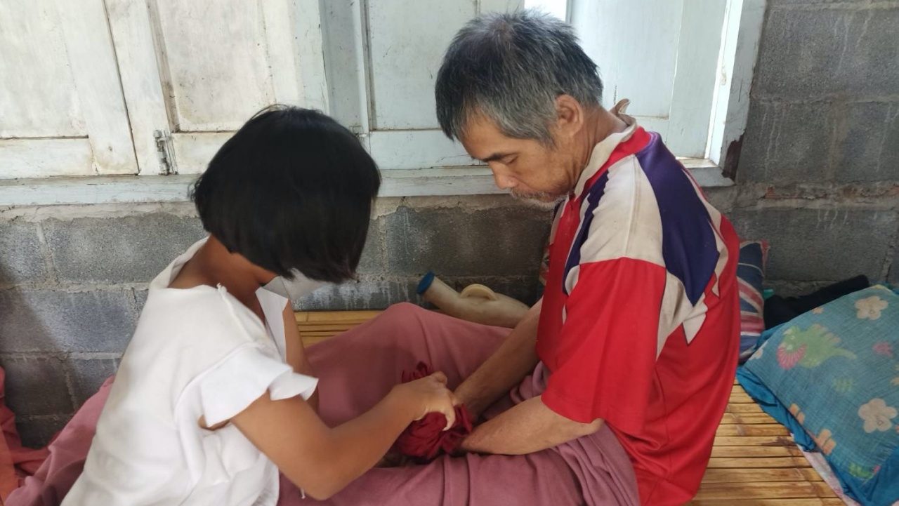 วอนช่วยสองพี่น้องกตัญญู ทั้งต้องเรียนหนังสือ ดูแลพ่อป่วยอัมพาต