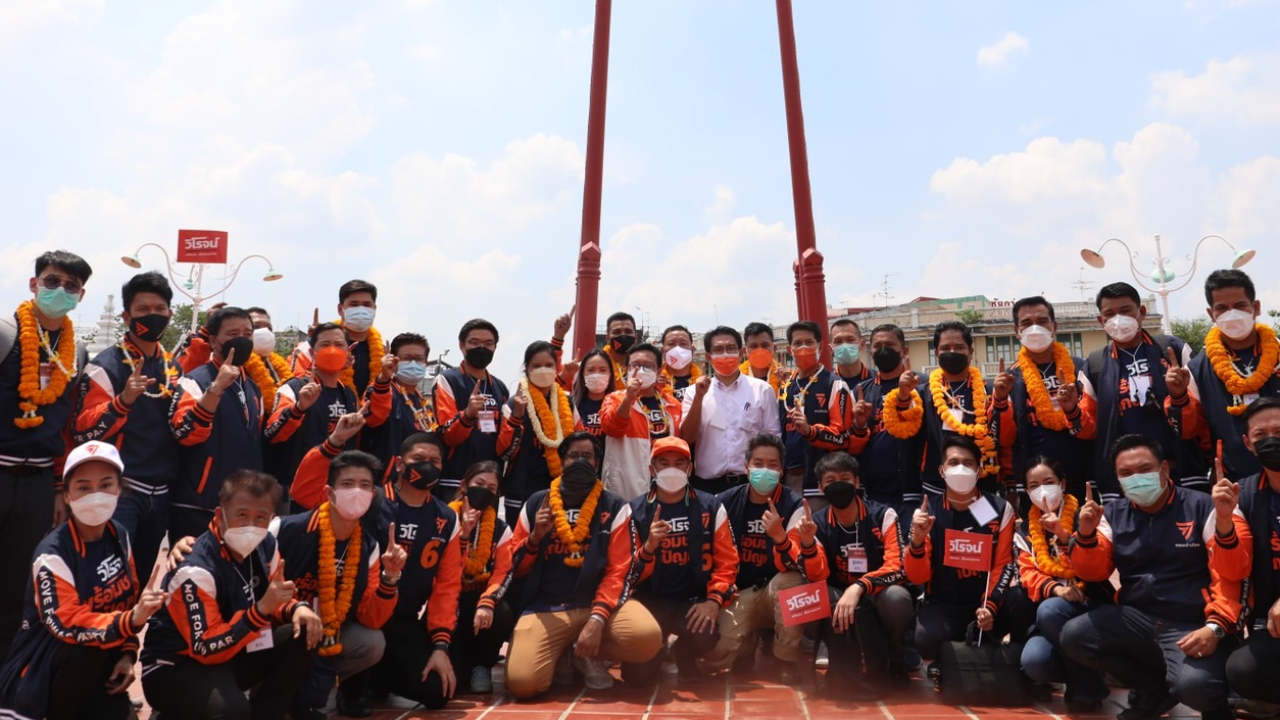 "วิโรจน์" นำขบวน ส.ก.พรรคก้าวไกล หาเสียง หวัง ปักธงส้มทั่วกทม.