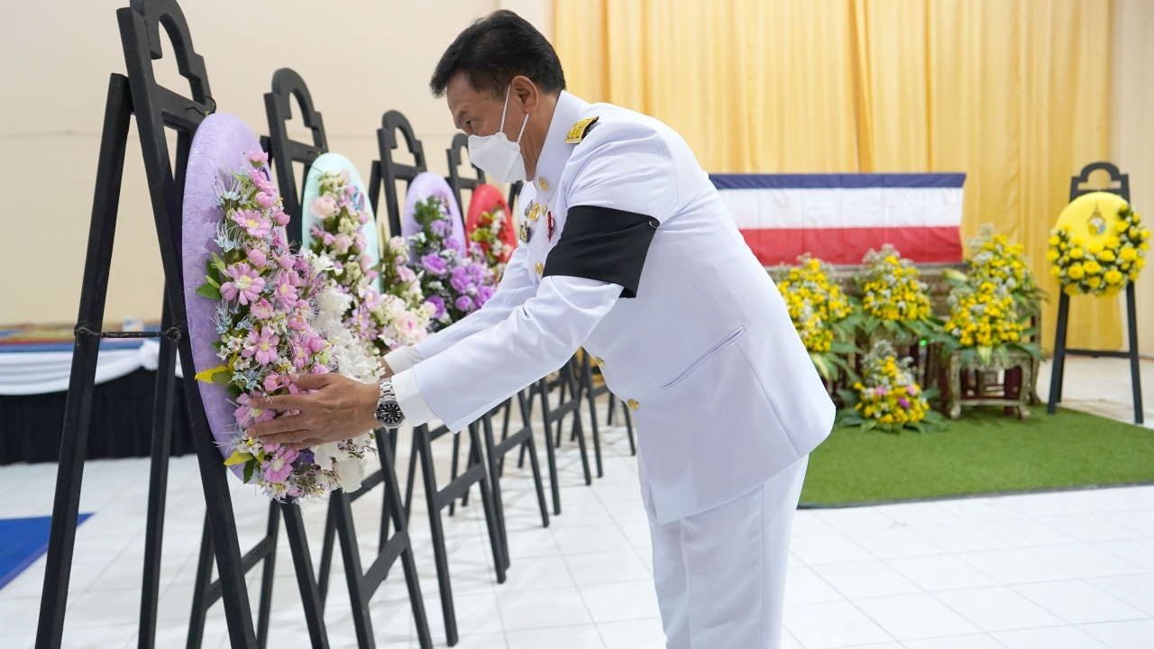 "ในหลวง" พระราชทานพวงมาลาหลวงหน้าหีบศพ ส.ต.ต.กล้า พลีชีพเหตุระเบิดยะลา