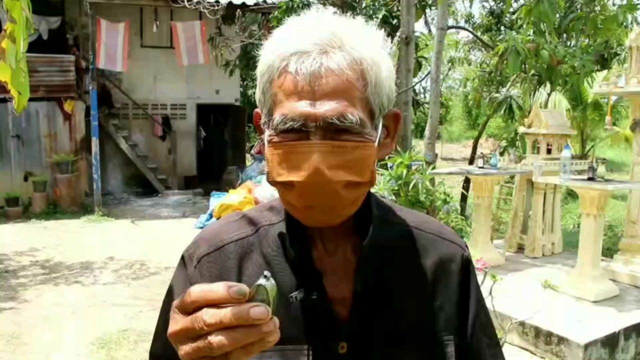 หลวงพ่อเงินช่วยคุณตาวัย 76 กระบะเฉี่ยวสามล้อยับไร้เจ็บ คู่กรณีพบ ตร.แล้ว