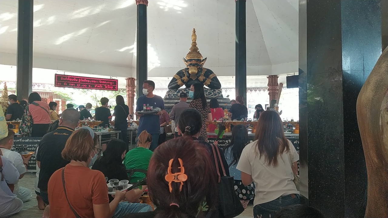 ชาวบ้านแห่ไหว้ ถวายของดำ "พระราหู" วัดศีรษะทอง เนืองแน่น