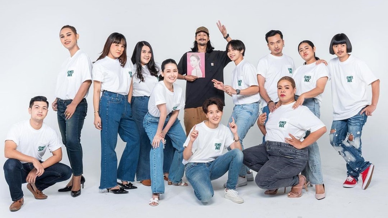 โม อมีนา เผยโมเมนต์ เบิร์ด ถือรูป แตงโม ยืนยิ้มร่วมเฟรมกับเพื่อนๆ