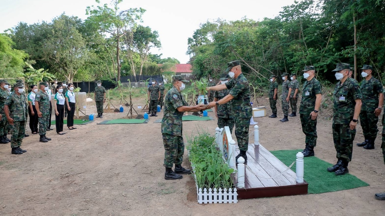 สอ.รฝ. มอบต้นกล้าให้กำลังพลนำปลูก รอบบ้านน่าอยู่ คู่เศรษฐกิจพอเพียง