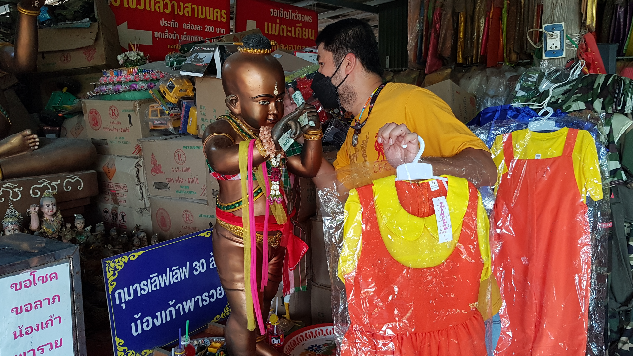 ขอพรสมดังใจ คอหวยนำชุดโกโกวา แก้บน "กุมารน้องเก้า" วัดสว่างอารมณ์  