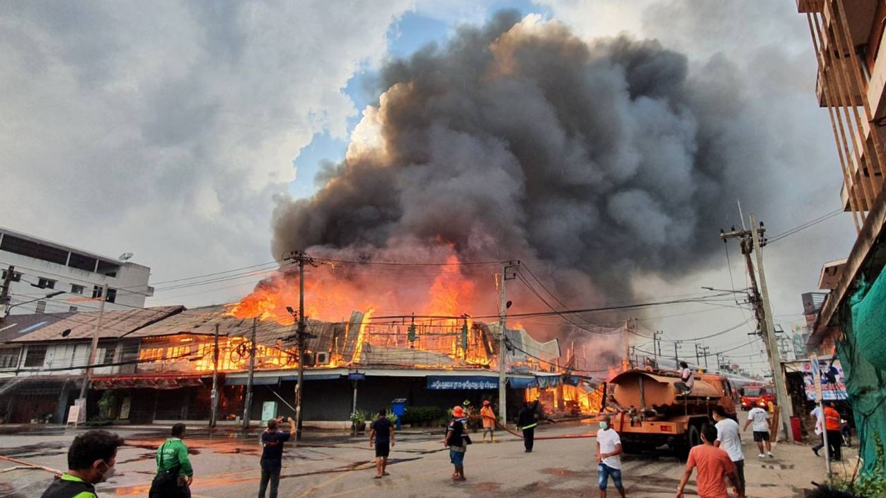 คืบหน้า ไฟไหม้ใหญ่กลางเมืองปราจีนฯ เผาวอด 30 หลังเสียหายกว่าร้อยล้านบาท