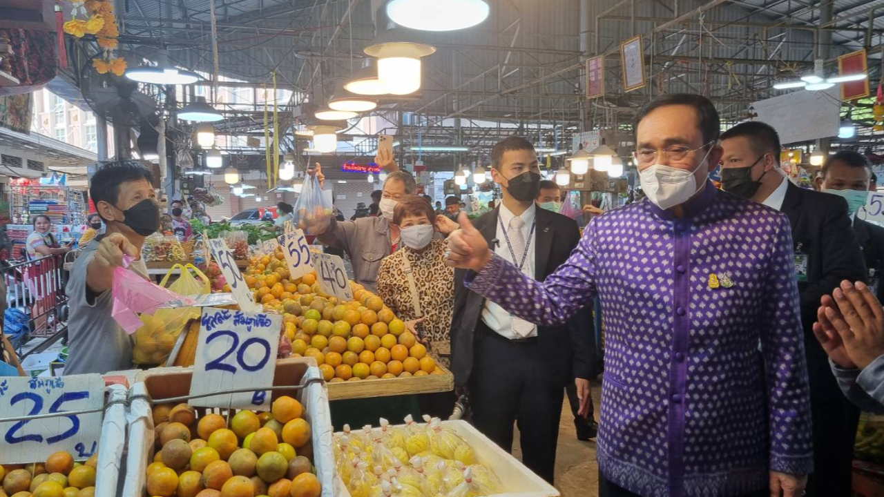 "บิ๊กตู่" ดอดลงพื้นที่ตลาดสะพานขาวคุยพ่อค้าแม่ค้า หลังประชุมครม.เสร็จ