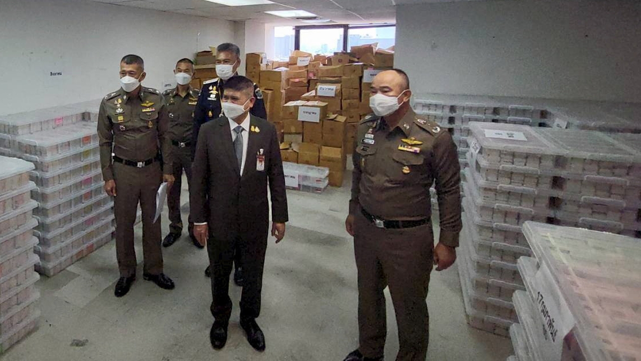 บุกค้นอีกบริษัท หวยแพงเจอ 4.4 ล้านฉบับ ชื่อเว็บ "กองสลากพลัส" เจ้าของโบ้ยรับซื้อมาสูง