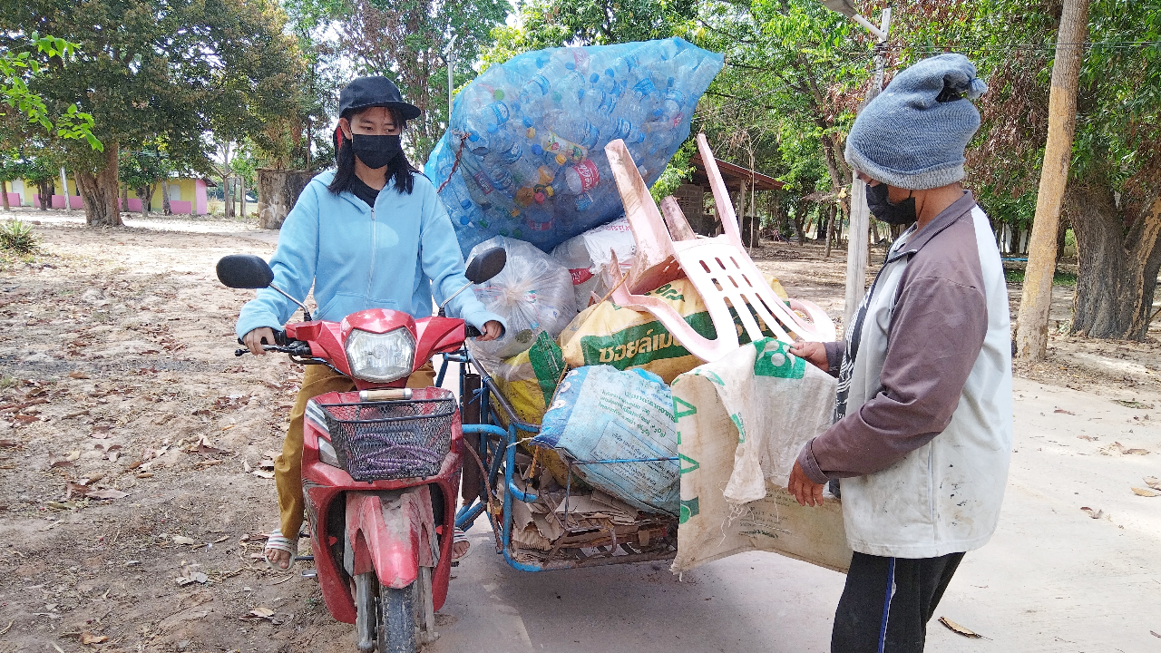 สาวน้อยสู้ชีวิต เรียนดีแต่ยากจน ช่วยแม่เก็บของเก่า-ใช้หนี้ค่าเทอม