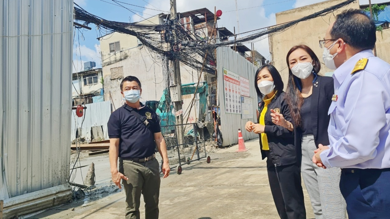  เคลียร์สายสื่อสารชุมชน ย่านสะพานหัวช้าง หวั่นไฟไหม้ จี้จัดระเบียบด่วน