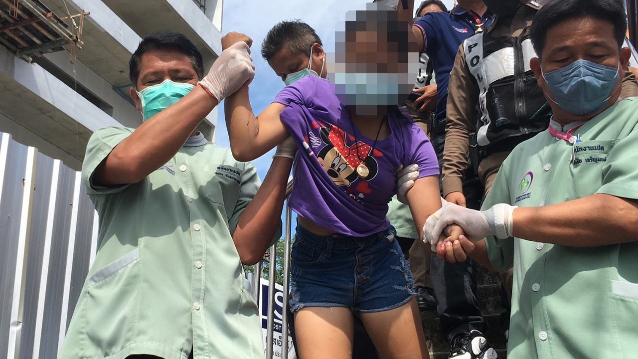 สาววัย 14 เครียดทะเลาะยาย นำมีดโกนกรีดแขนขา จะโดดสะพาน พบป่วยจิตเภท