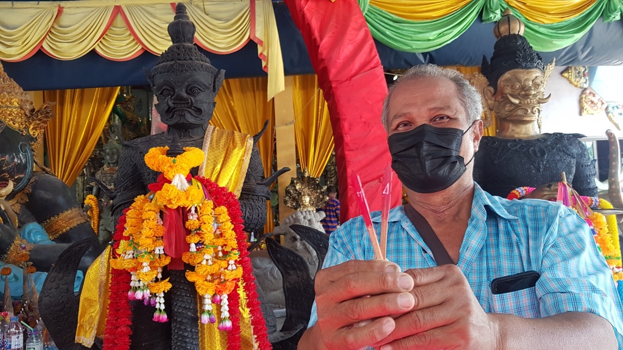 หนุ่มใหญ่เชื่อเหรียญวัดดังช่วยรอดปาฏิหาริย์ รีบมากราบไหว้แถมขอ "เลขเด็ด"