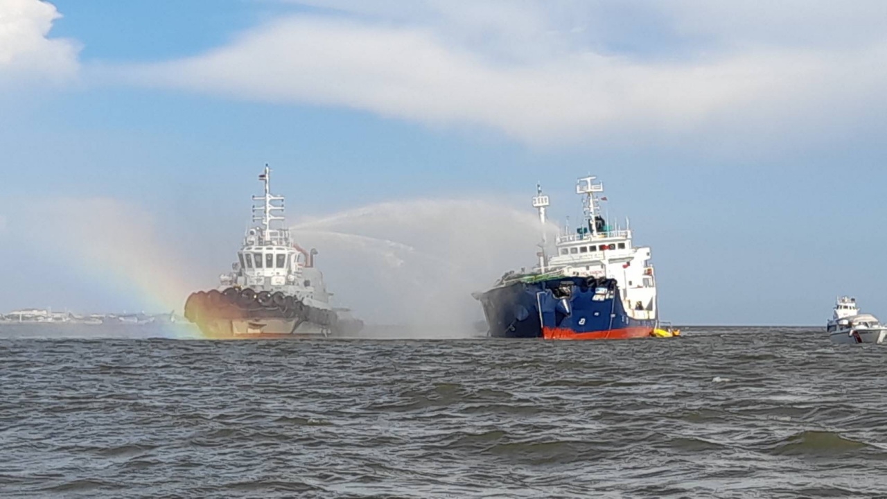 ระทึก เรือยักษ์บรรทุกน้ำมันระเบิด ไฟลุกท่วม หนีตายวุ่นดับ 1 กลางเจ้าพระยา