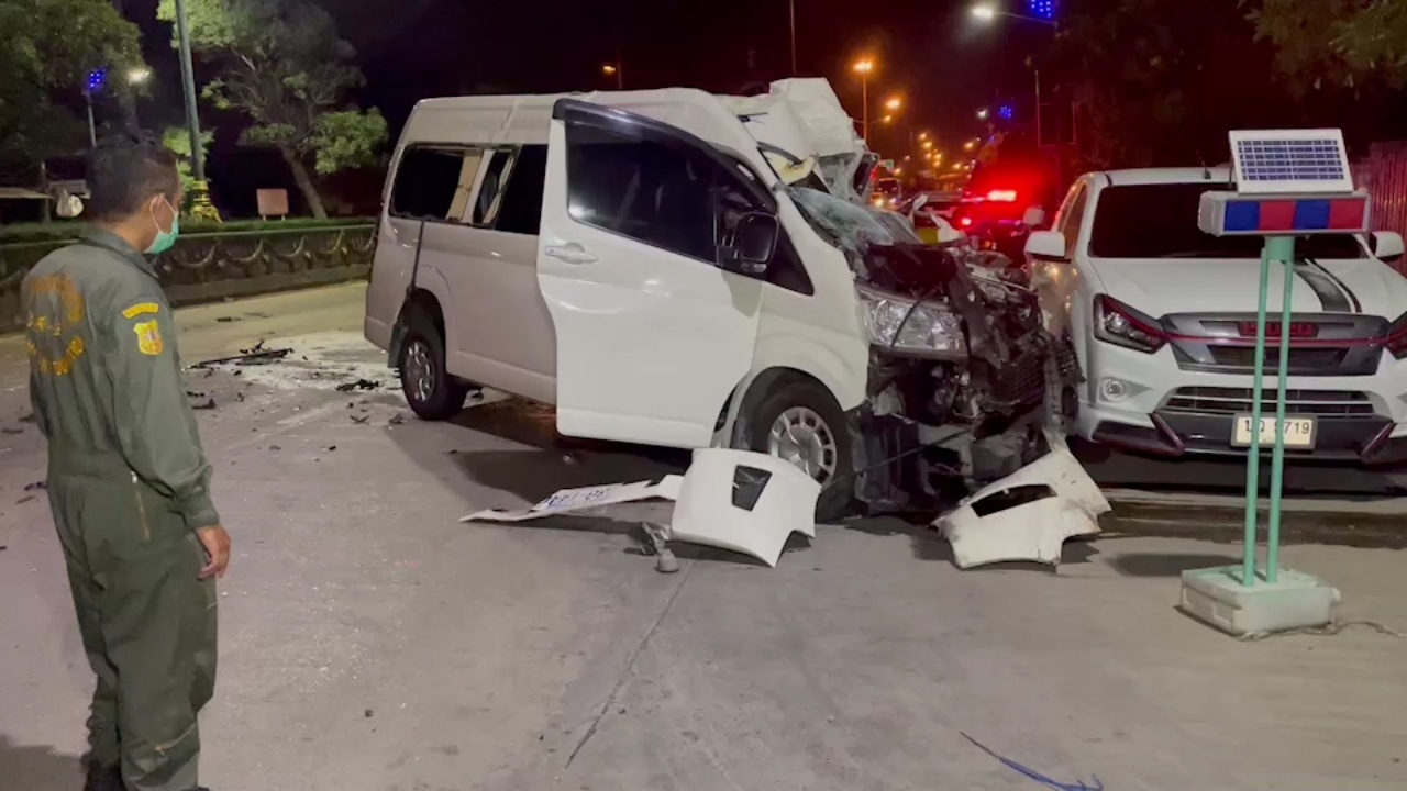 รถตู้ปาดซ้ายเจอท้ายรถพ่วง ชนสนั่น คนขับดั้งจมูกหัก