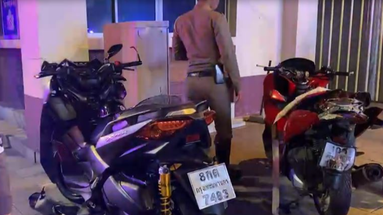 "จยย.ชนกันสนั่นไฟแดง" Xmax เสยท้าย PCX คว่ำ-ไถลคู่ เจ็บ 1 ตาย 2 ศพ 