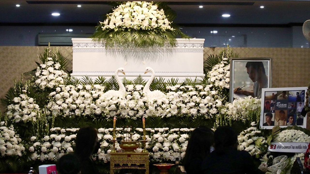 ญาติสนิทมิตรสหายร่วมไว้อาลัยเป็นครั้งสุดท้าย "บีม ปภังกร" ในงานพิธีฌาปนกิจวันนี้