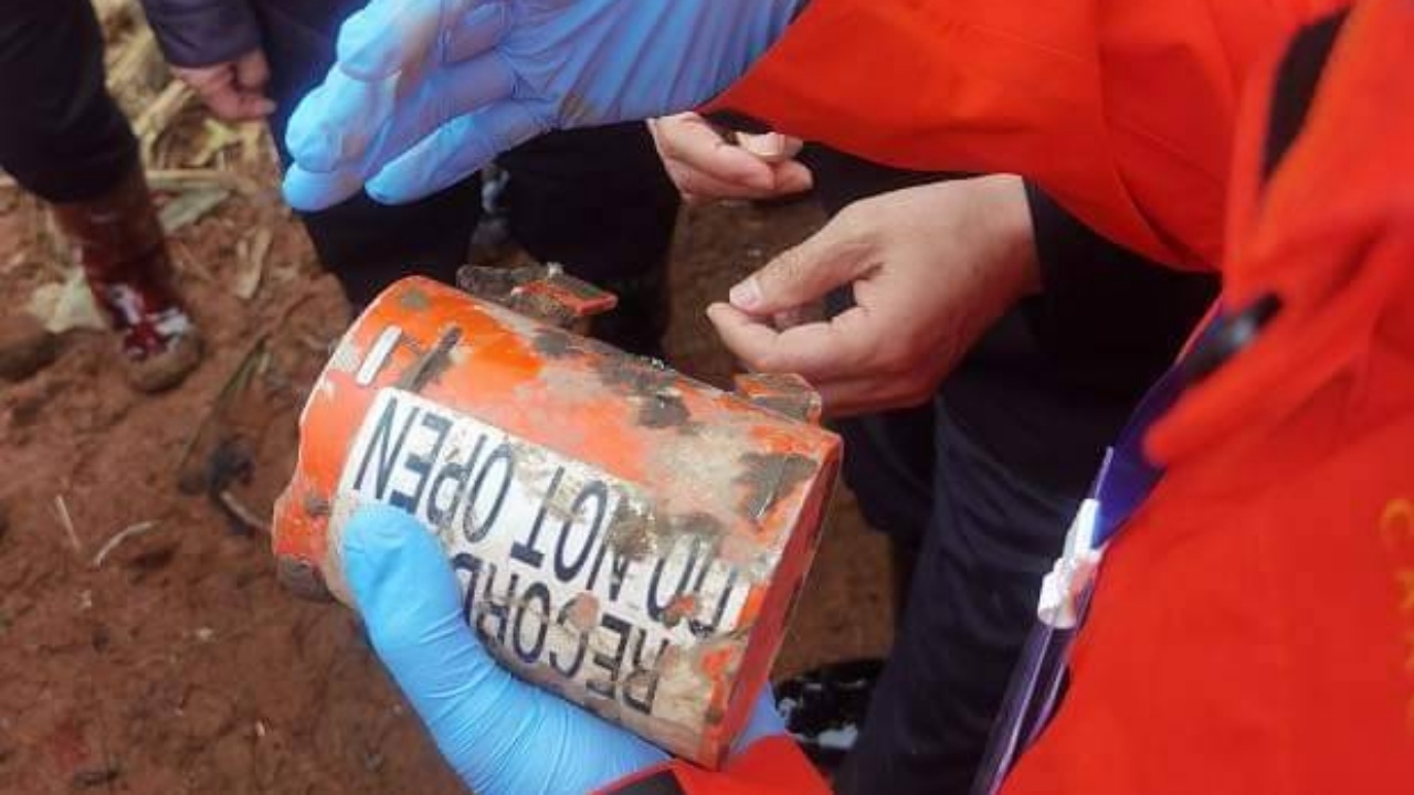 พบแล้วกล่องดำกล่องที่ 2 ไชน่า อีสเทิร์น แอร์ไลน์ ฝังอยู่ใต้ดินลึก 1.5 เมตร