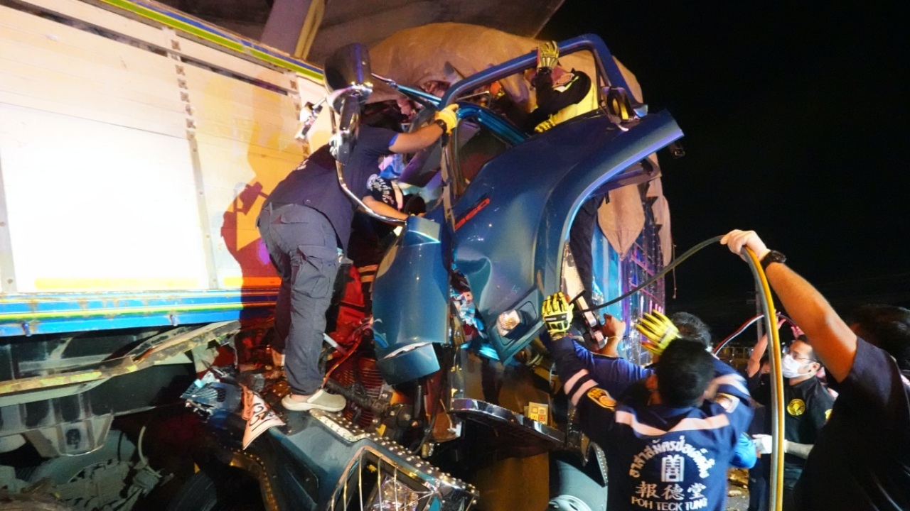 รถพ่วงกำลังกลับรถ รถพ่วงอีกคันชนท้าย คนขับตายคาซาก 