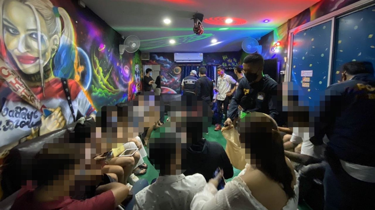 ตำรวจ ดส.จับปาร์ตี้มั่วสุมฝ่าโควิด-19 รวบ 74 นักเที่ยวเจอฉี่ม่วง 33 ราย