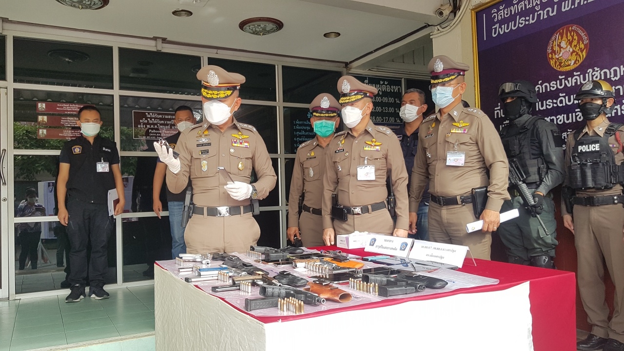 กลุ่มวัยรุ่น เปิดรีสอร์ตหรูในนครปฐม มั่วสุมยาเสพติด ค้นห้องเจอปืน 8 กระบอก