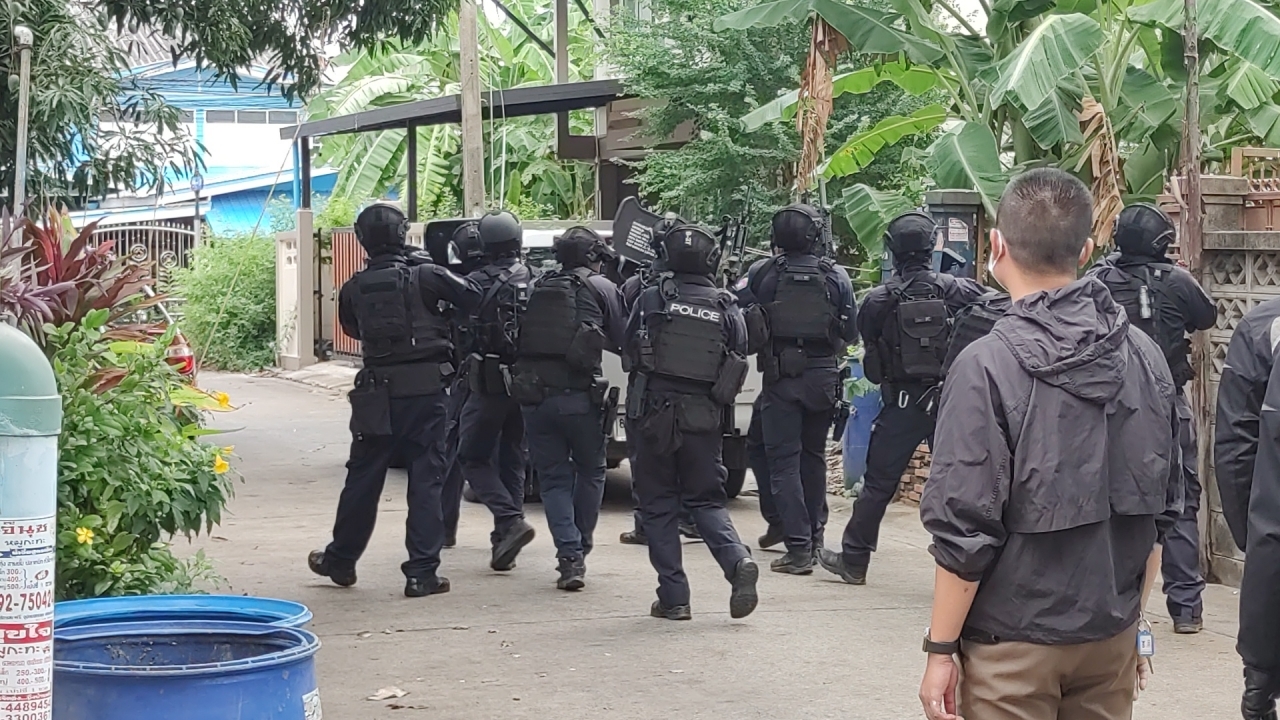 ผบช.น.คุม "อรินทราช" บุกจับหนุ่มวัย 28 ยิงอริดับ พบปลอกกระสุนเกลื่อน