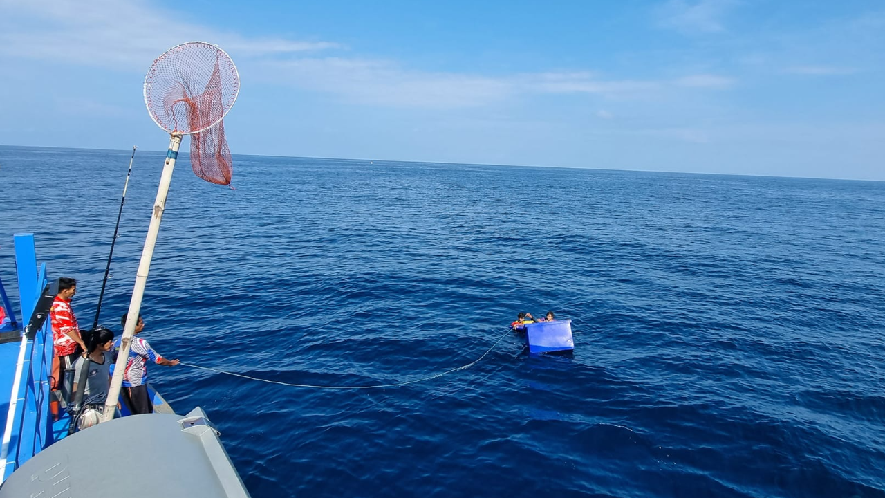 โชคดีมีคนเห็น ช่วย 3 ชีวิต เรือจมกลางดึก ต้องเกาะลังลอยคอกลางทะเล