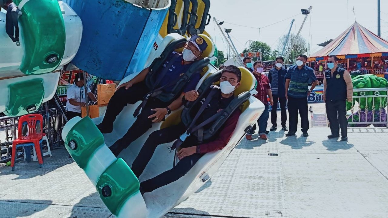 ปลัด จ.กาฬสินธุ์ นำตรวจเครื่องเล่น "อเวนเจอร์ส" กรณีคลิปชำรุดทำหวาดเสียว