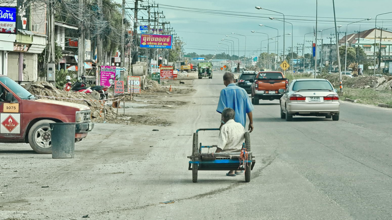 ไม่ทิ้งกัน เปิดภาพรักแท้คุณตาพาคู่ชีวิตขึ้นรถเข็นไปหาหมอ ระยะทางกว่า 3 กม.