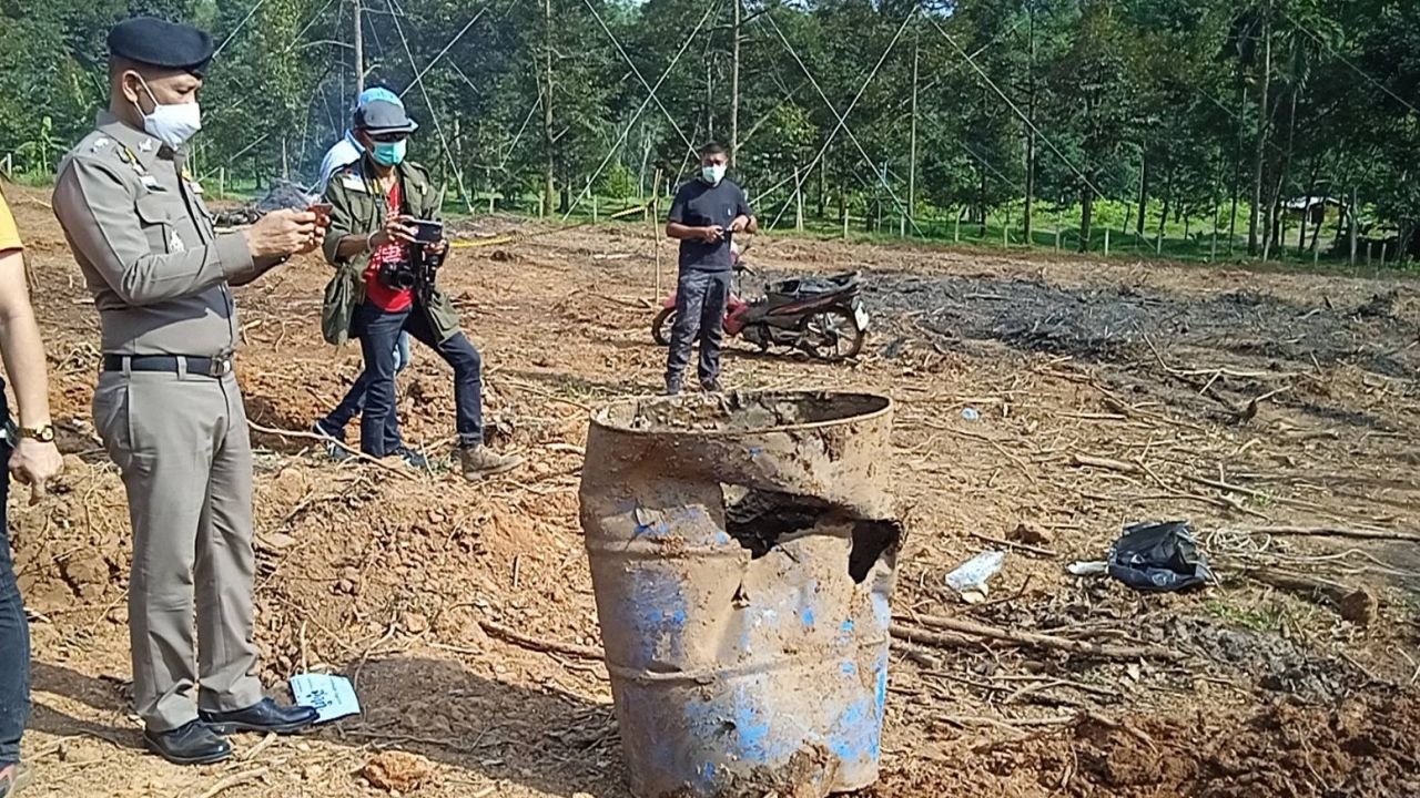เจอกระดูกมนุษย์ยัดถัง ถ่วงเสาปูนกับ จยย.ในสระน้ำ กลางสวนที่สุราษฎร์ธานี