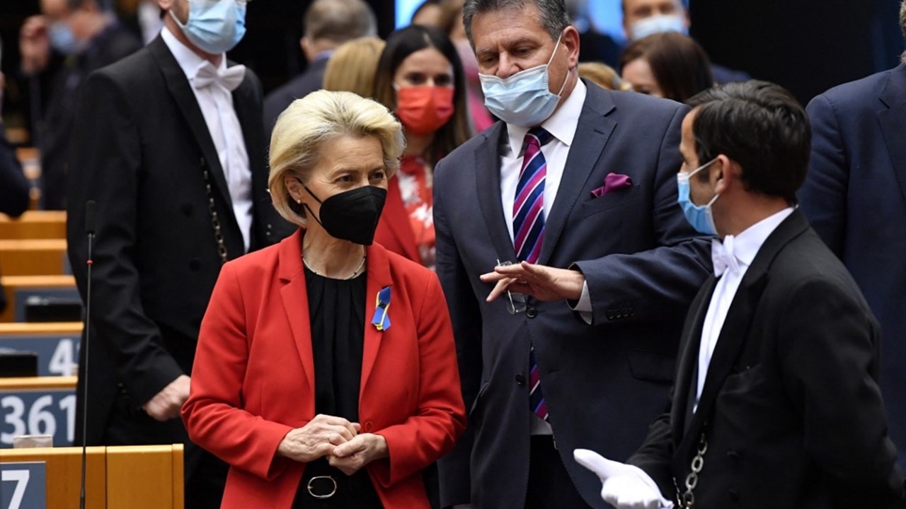 EU ลั่นไม่ยอมถูกแบล็กเมล์ หลังรัสเซียสั่งจ่ายค่าก๊าซด้วยเงินรูเบิล