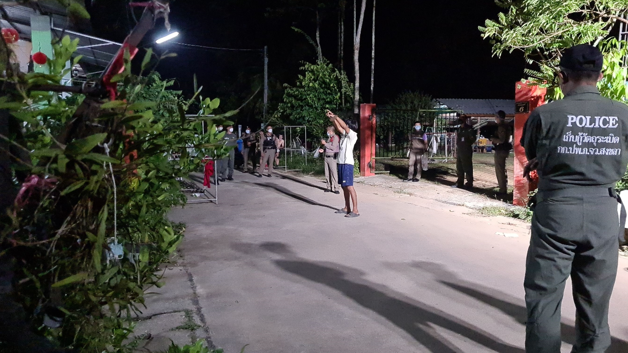 "หนุ่มโหด" ปาระเบิดใส่หลังคาเพื่อนบ้าน โชคดีไม่ทำงาน-หวิดดับยกครัว