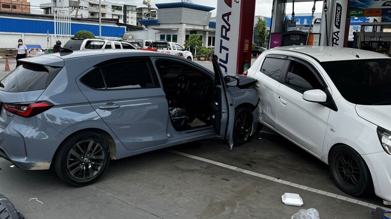 สาวขับเก๋งป้ายแดงพุ่งชนรถในปั๊ม ทำพนักงานขาขาด มีประกัน-พร้อมรับผิดชอบ
