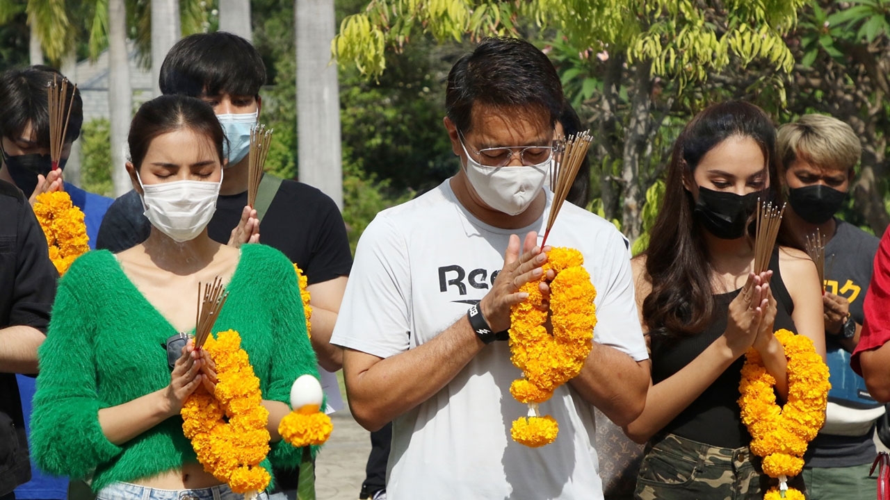 "ถา สถาพร" นำทีมนักแสดง ขอพรเอาฤกษ์เอาชัย เปิดกล้องละคร "ตะนาวศรี"