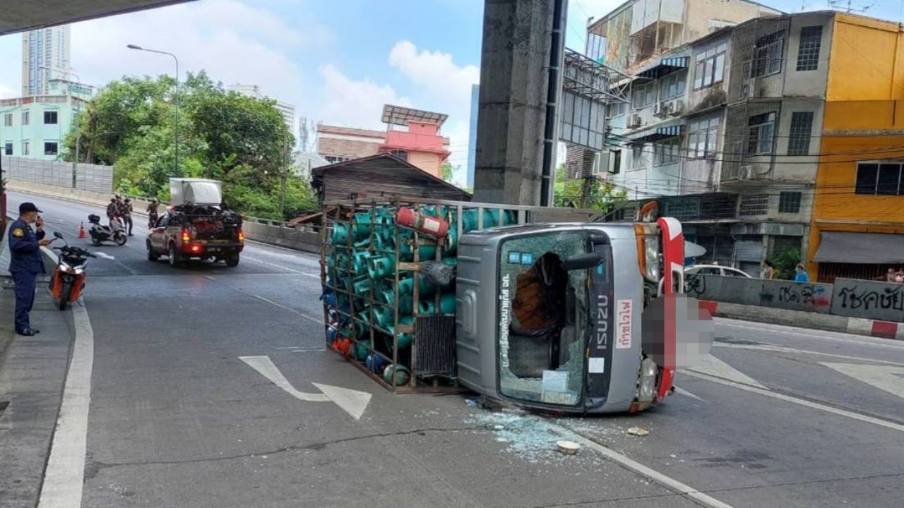 รถบรรทุกแก๊สคว่ำทางลงด่วนพระราม 4 แยกมหานคร รั่ว 1 ถังโชคดีปิดวาล์วทัน