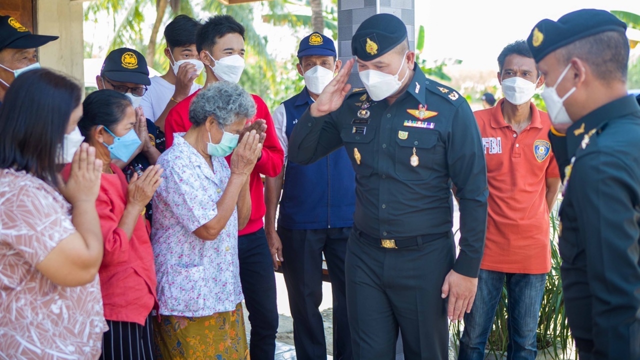 ผบ.พล.ร.5 เยี่ยมทหารกองหนุน พร้อมมอบสิ่งของ ถือเป็นผู้เคยรับใช้ชาติมา