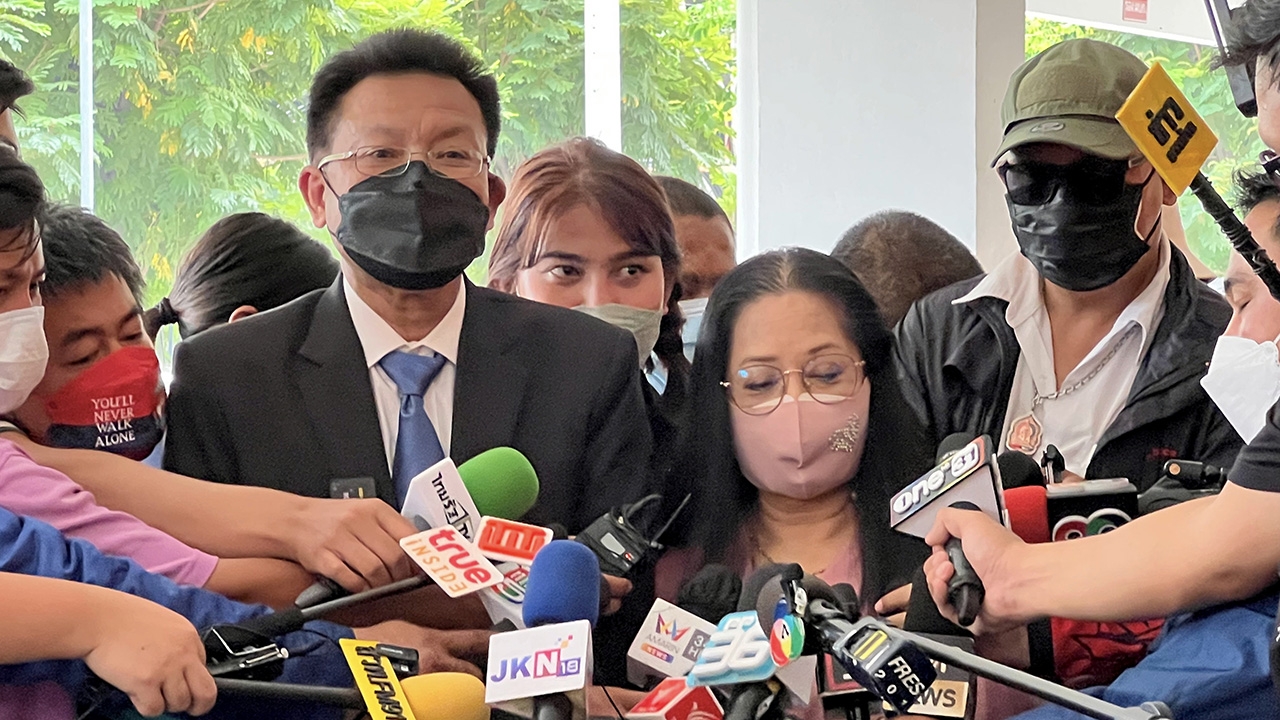 ส่งกู้ข้อมูลแล้วมือถือกระติก "ทนายเดชา" ลั่นไม่มีใครรอดคุก ชมชุดสอบสวน