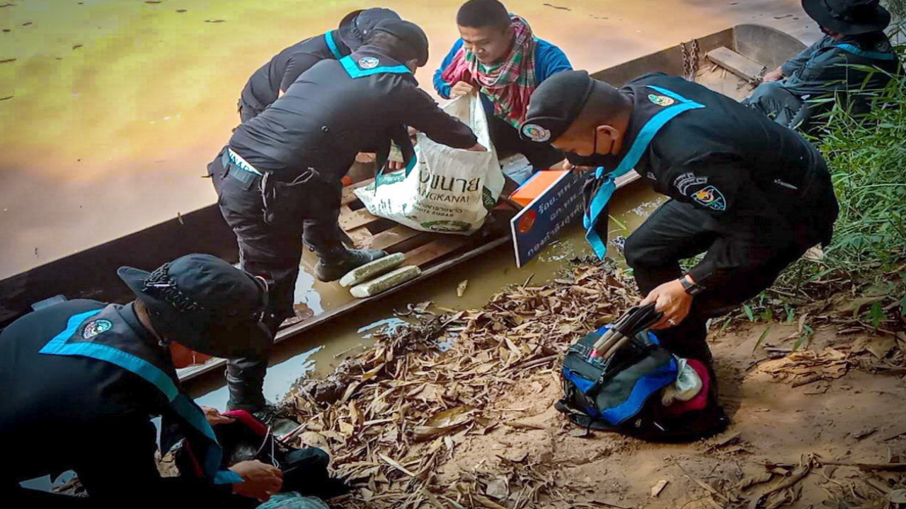 ยึดยาบ้ากว่าแสนเม็ด-กัญชา 9 แท่ง ใช้เรือขนข้ามแม่น้ำเหือง-ขึ้นฝั่งไทย