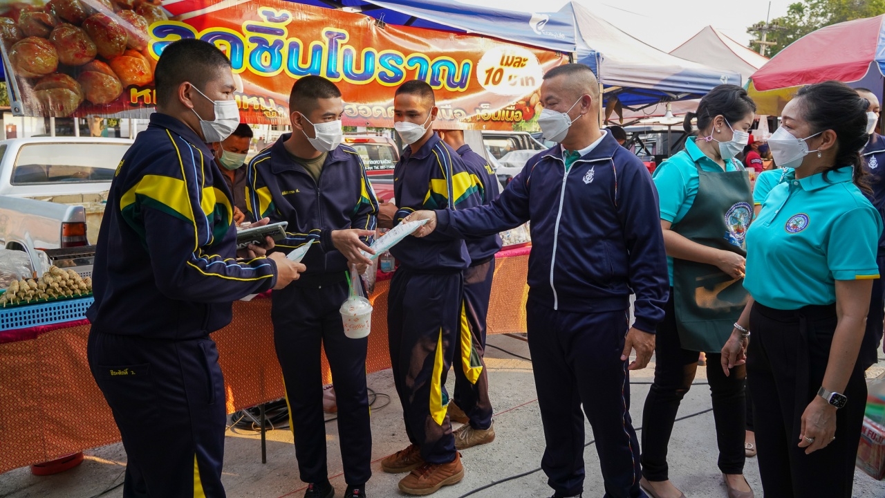 ผบ.สอ.รฝ. ตรวจเยี่ยมตลาดลานป้องนภา ร่วมอุดหนุน ลานสวัสดิการกำลังพล