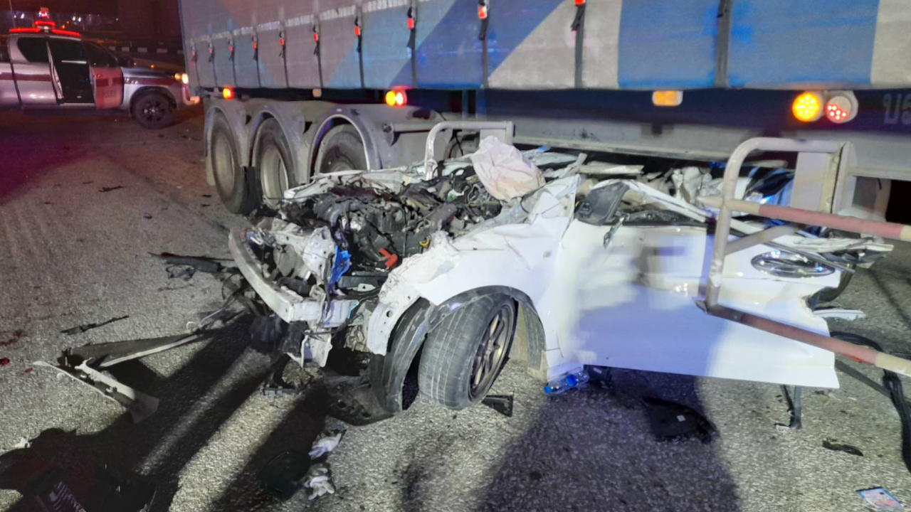 2 สาวซิ่งเก๋ง ชนพ่วงกลางลำ มุดติดใต้ท้อง-ถูกลากพังยับ ดับคู่คาซาก 