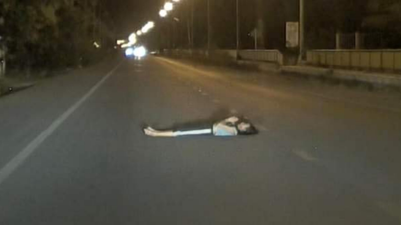 หนุ่มขับรถมาตามถนนกลางดึก เจอสาวนอนขวางถนน พนมมือ ร้องไห้ (คลิป)