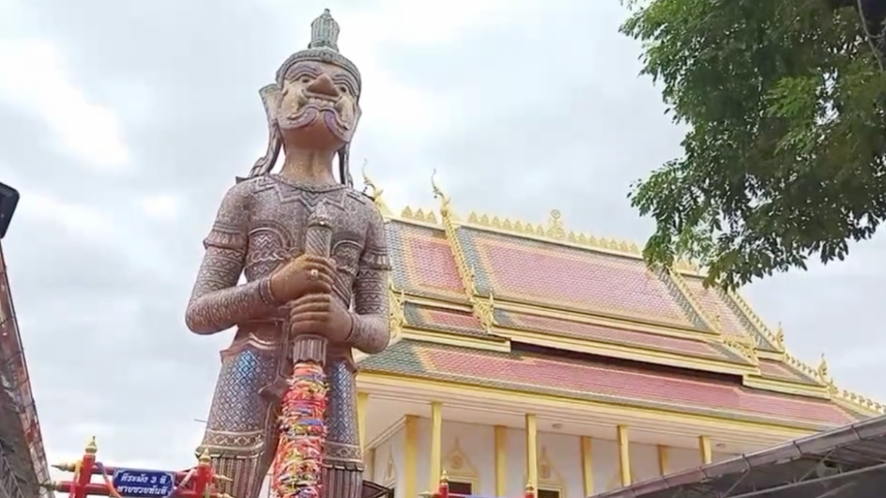 แรงศรัทธาหลั่งไหล แห่ขอโชค "ท้าวเวสสุวรรณ" วัดปทุมบูชา พร้อมขอเลขเด็ดงวดนี้