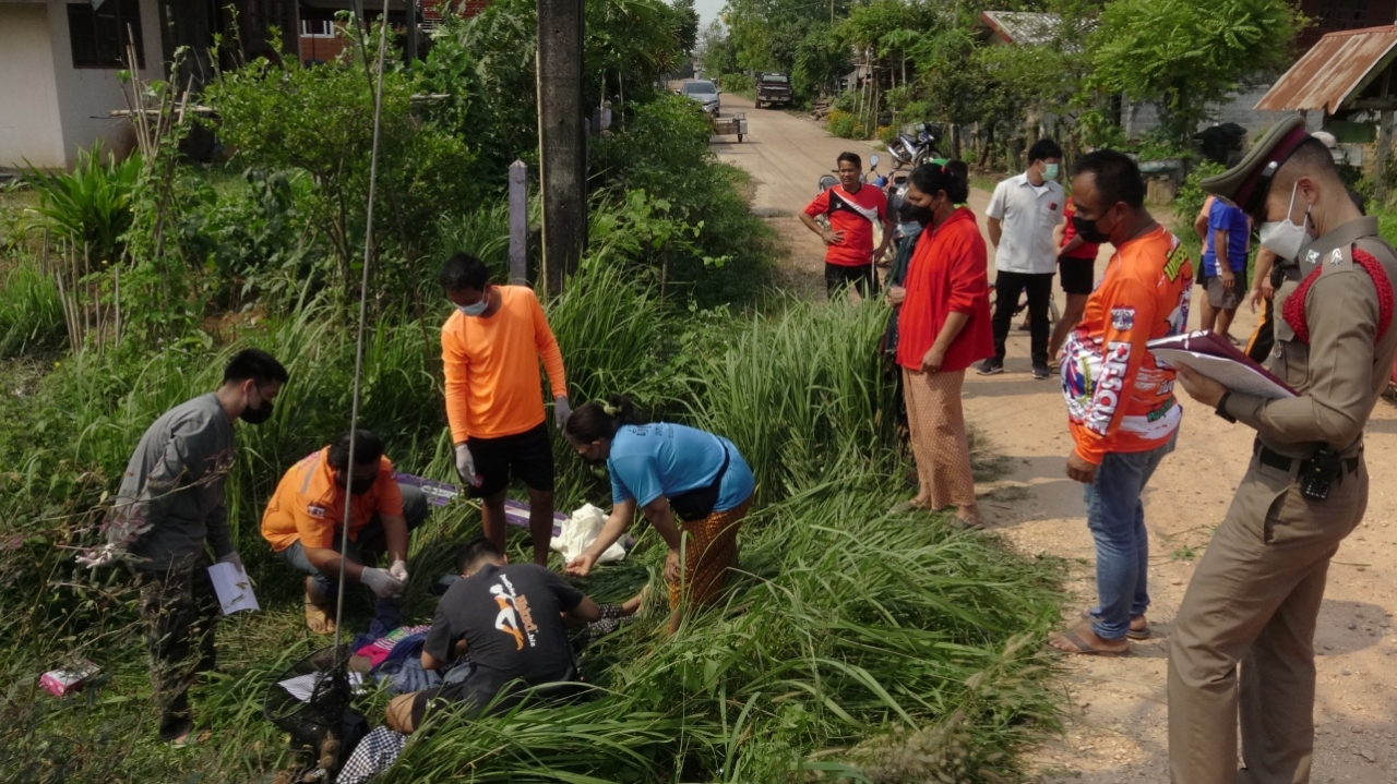 สลด สาวใหญ่ขี่จยย.ไปหาหมอ หลุดโค้งพุ่งลงข้างทาง ชนสายลวดไฟคอหักตาย