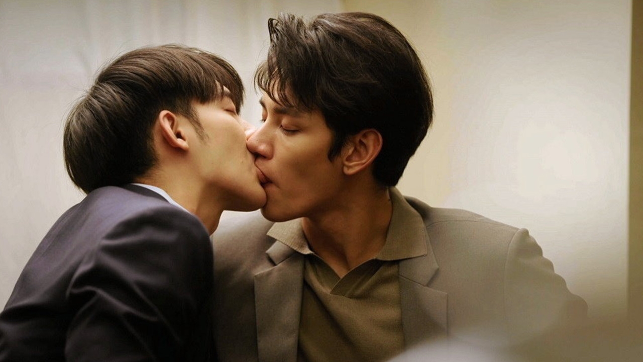 “กรีน&แชป” โชว์จูบหวานละมุน สาววายตายสงบศพสีชมพูใน “THE TUXEDO สูทรักนักออกแบบ”