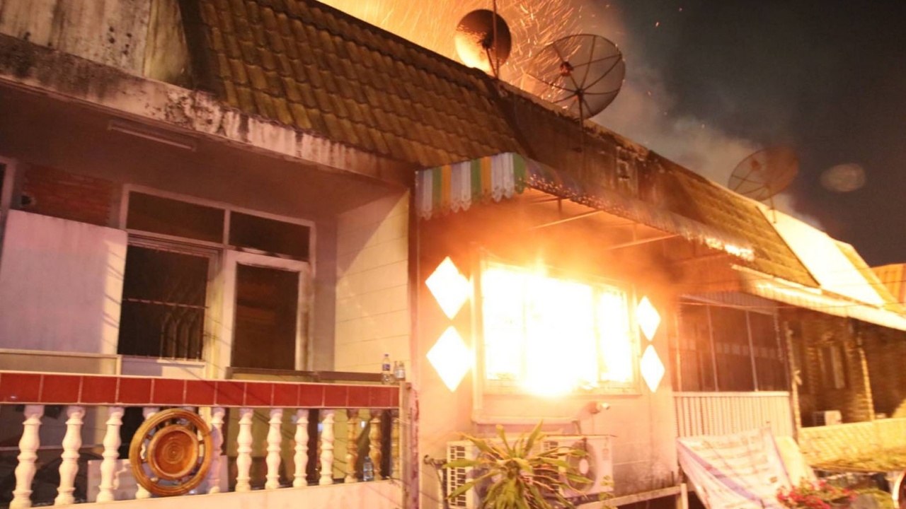 สลด ไฟไหม้บ้านกลางดึก เพลิงโหมลุกคลอกยายหลาน 3 ชีวิต ดับคาห้องนอน