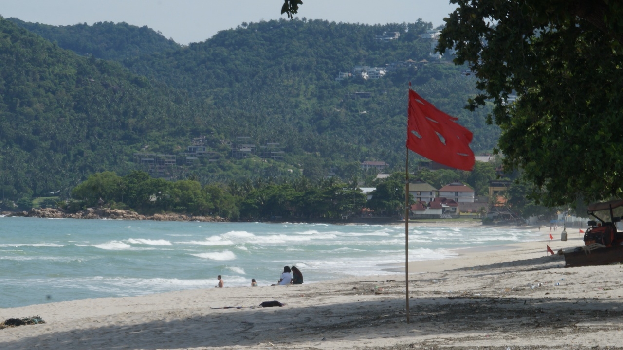 สมุยคลื่นลมแรง นักท่องเที่ยวจมน้ำหาดเฉวง ดับ 1 บาดเจ็บ 4